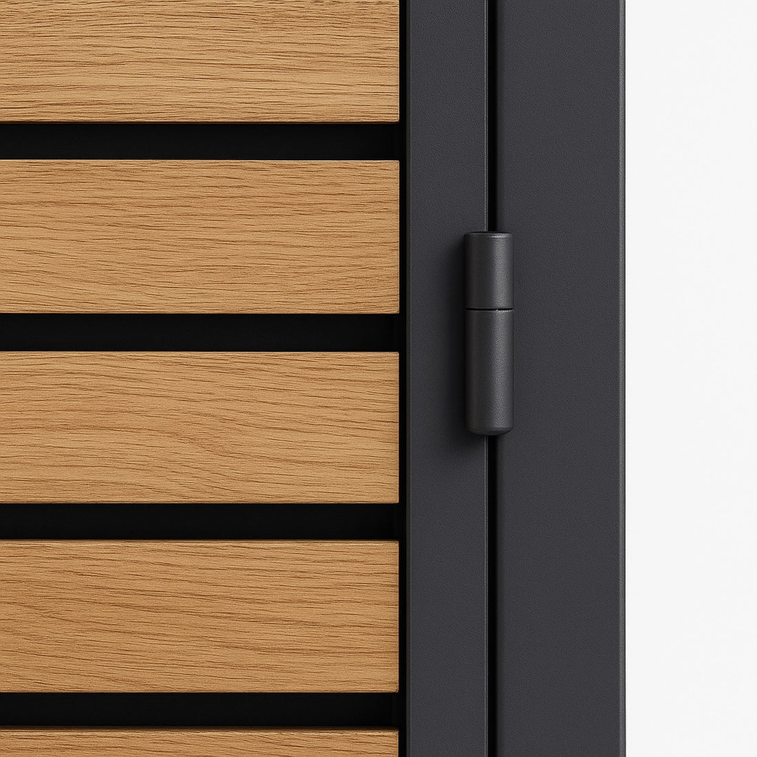 Detail van de houtlook lamellen en het deurscharnier