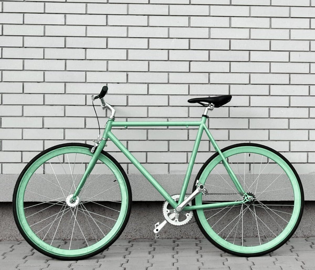 Fiets met Bell-Trace fietsbel geparkeerd tegen een muur