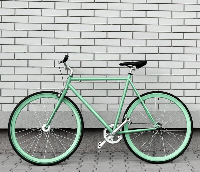 Fiets met Bell-Trace fietsbel geparkeerd tegen een muur