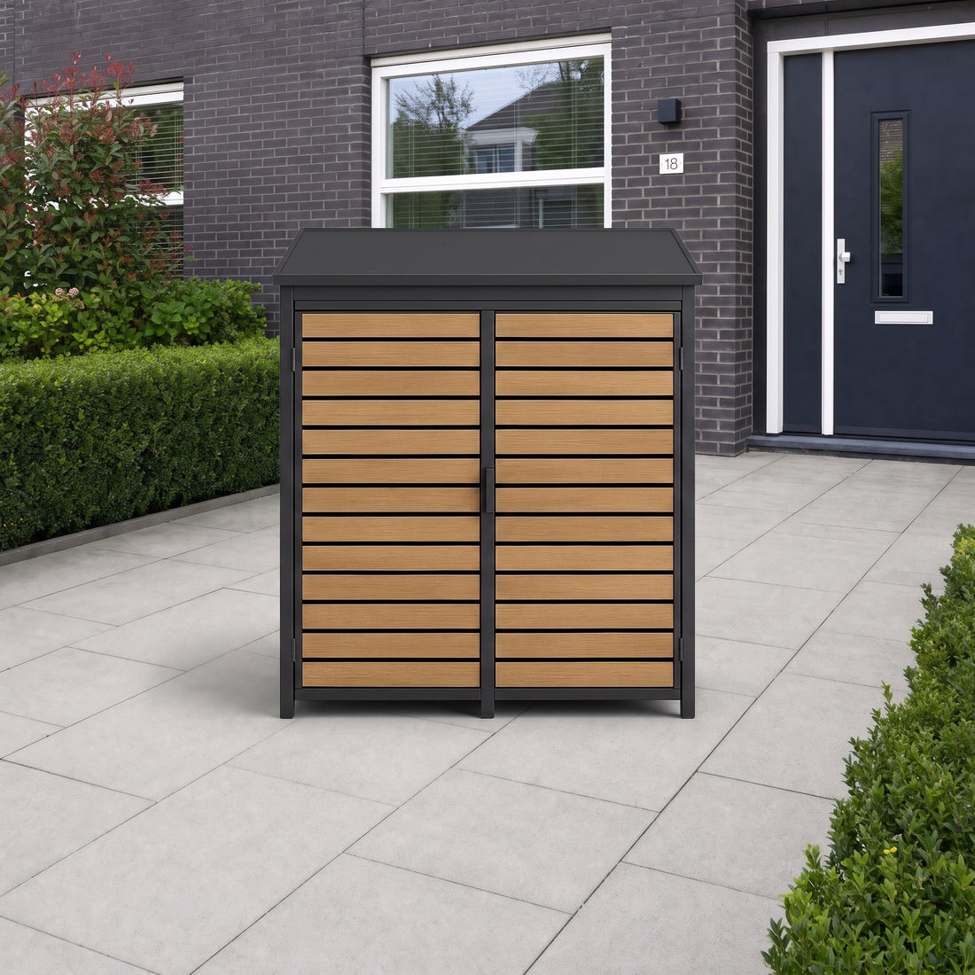 Fietsenberging ombouw in de voortuin naast een moderne Nederlandse woning